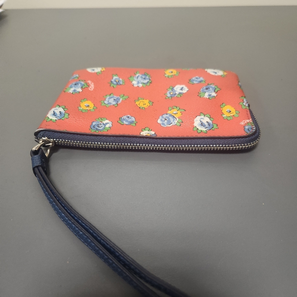 Coach CORNER ZIP WRISTLET IN TEA ROSE FLORAL PRINT COATED CANVAS - Picture 5 of 7